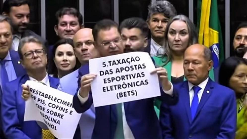 Deputados manifestam contra impostos.