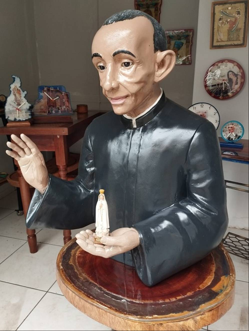 Um busto retratando Padre Luso será inaugurado em Porto Nacional, intensificando a participação de fiéis em busca de sua santificação.
