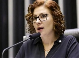 Moraes e Dino votam para condenar Zambelli a 10 anos de prisão por invasão ao sistema do CNJ