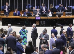 Barroso se cala após Câmara desafiar Ministros e mandar STF suspender ação do golpe